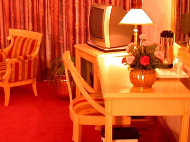 Kc Cross Road Otel Panchkula Dış mekan fotoğraf