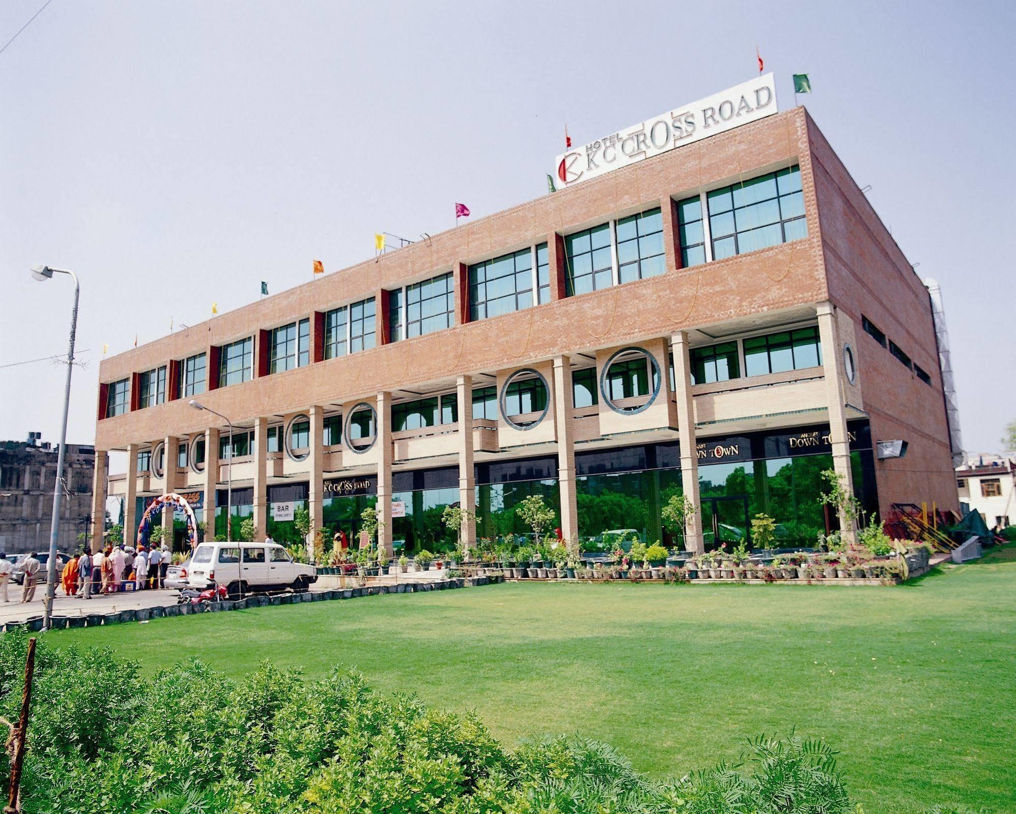 Kc Cross Road Otel Panchkula Dış mekan fotoğraf