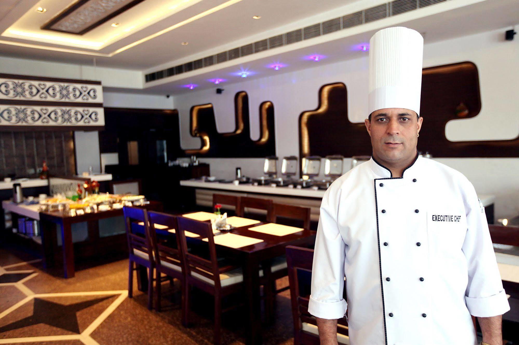 Kc Cross Road Otel Panchkula Dış mekan fotoğraf