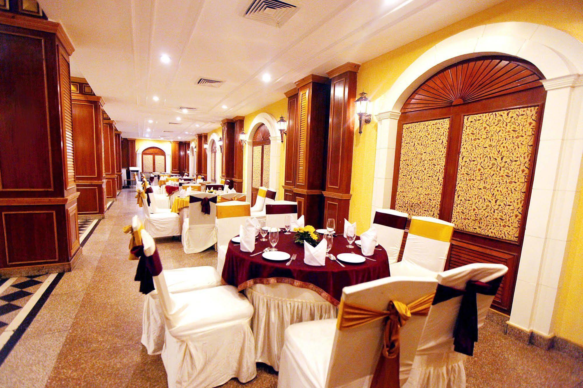 Kc Cross Road Otel Panchkula Dış mekan fotoğraf