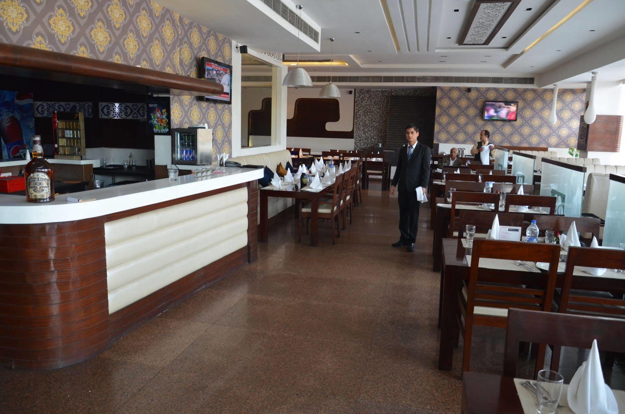 Kc Cross Road Otel Panchkula Dış mekan fotoğraf