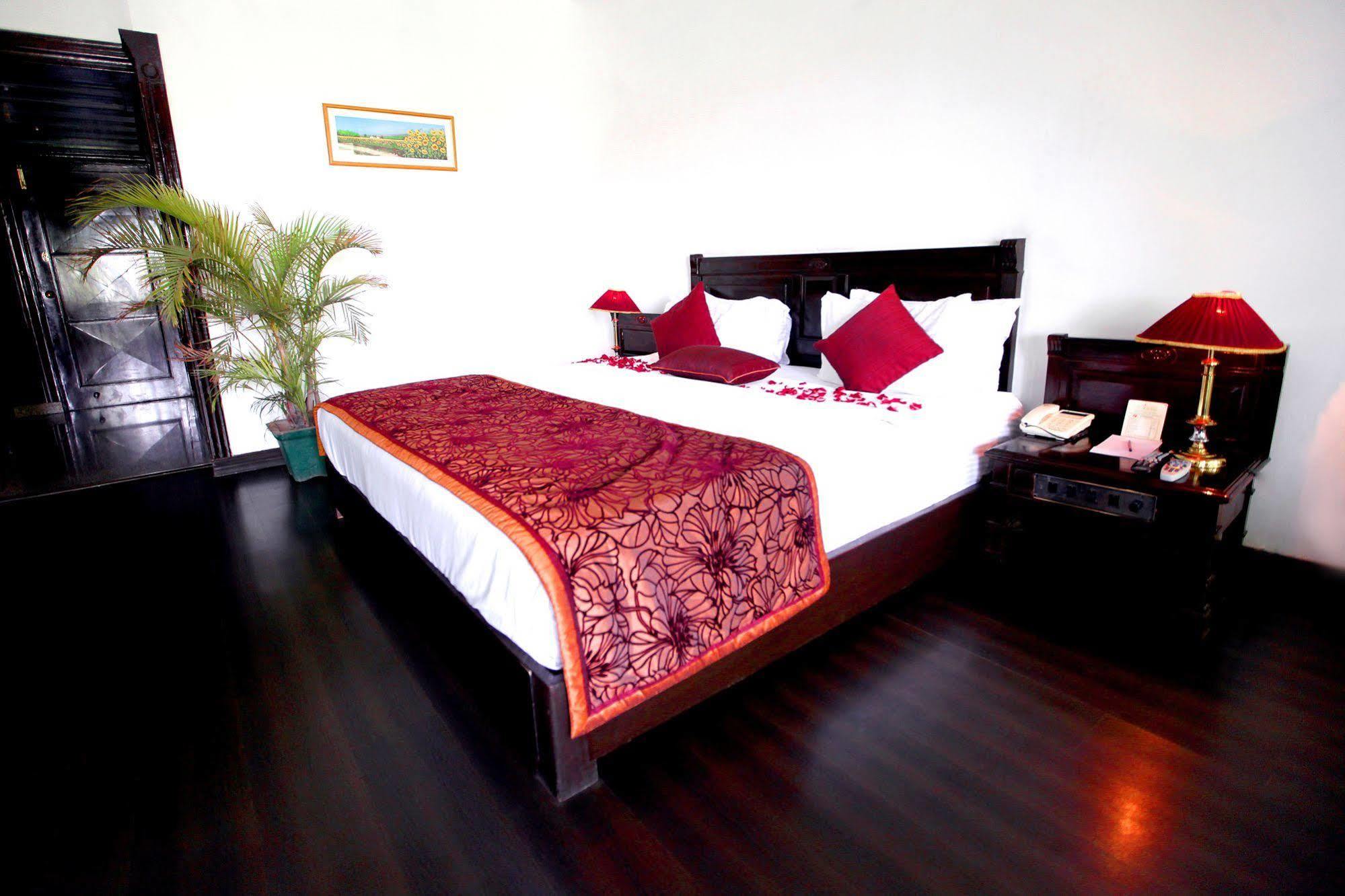 Kc Cross Road Otel Panchkula Dış mekan fotoğraf