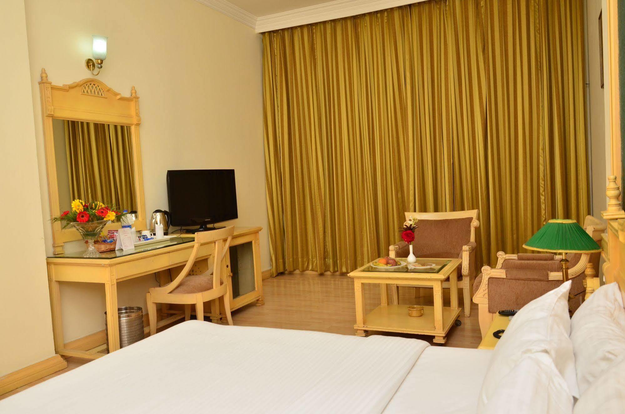 Kc Cross Road Otel Panchkula Dış mekan fotoğraf