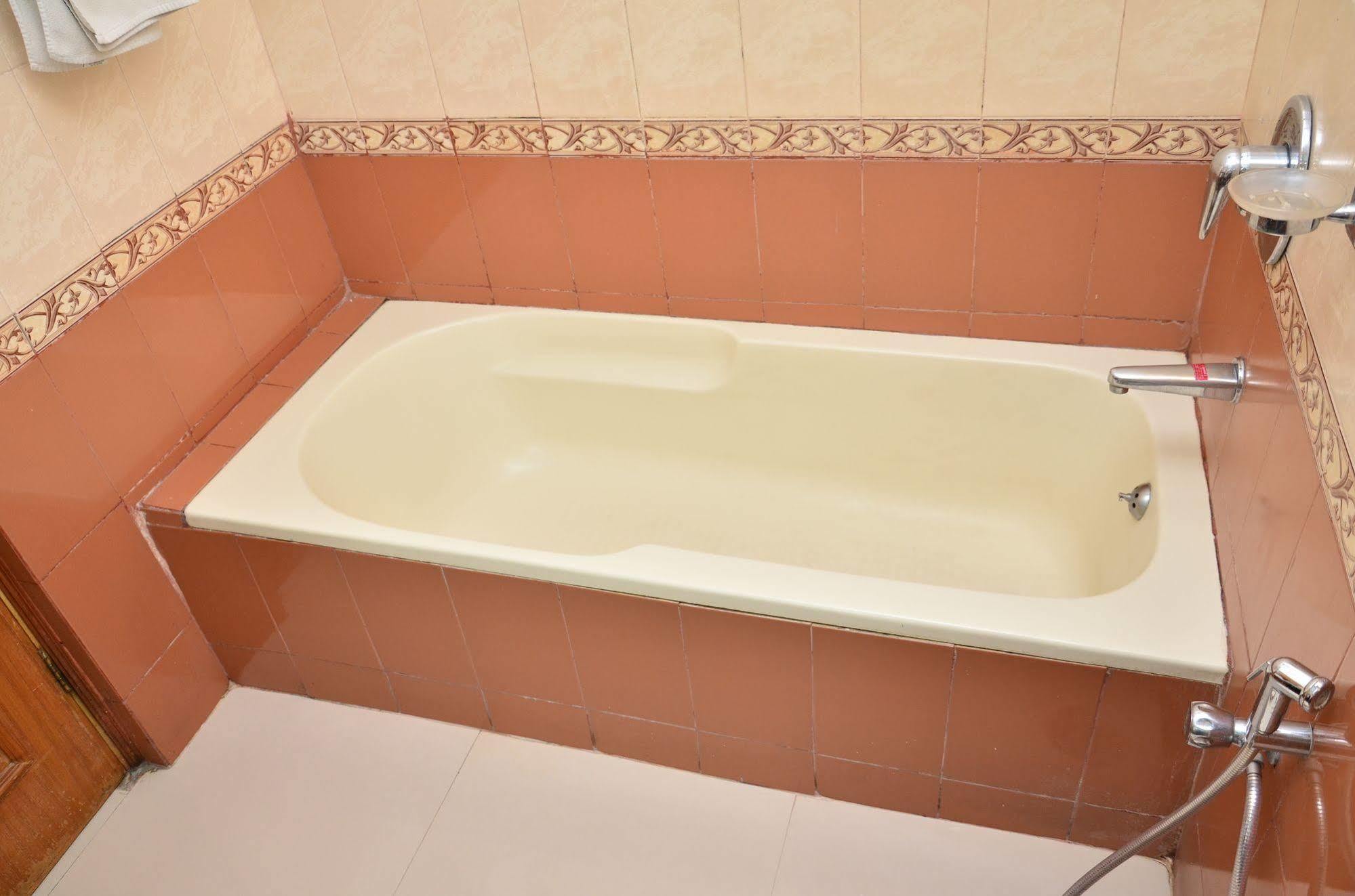 Kc Cross Road Otel Panchkula Dış mekan fotoğraf