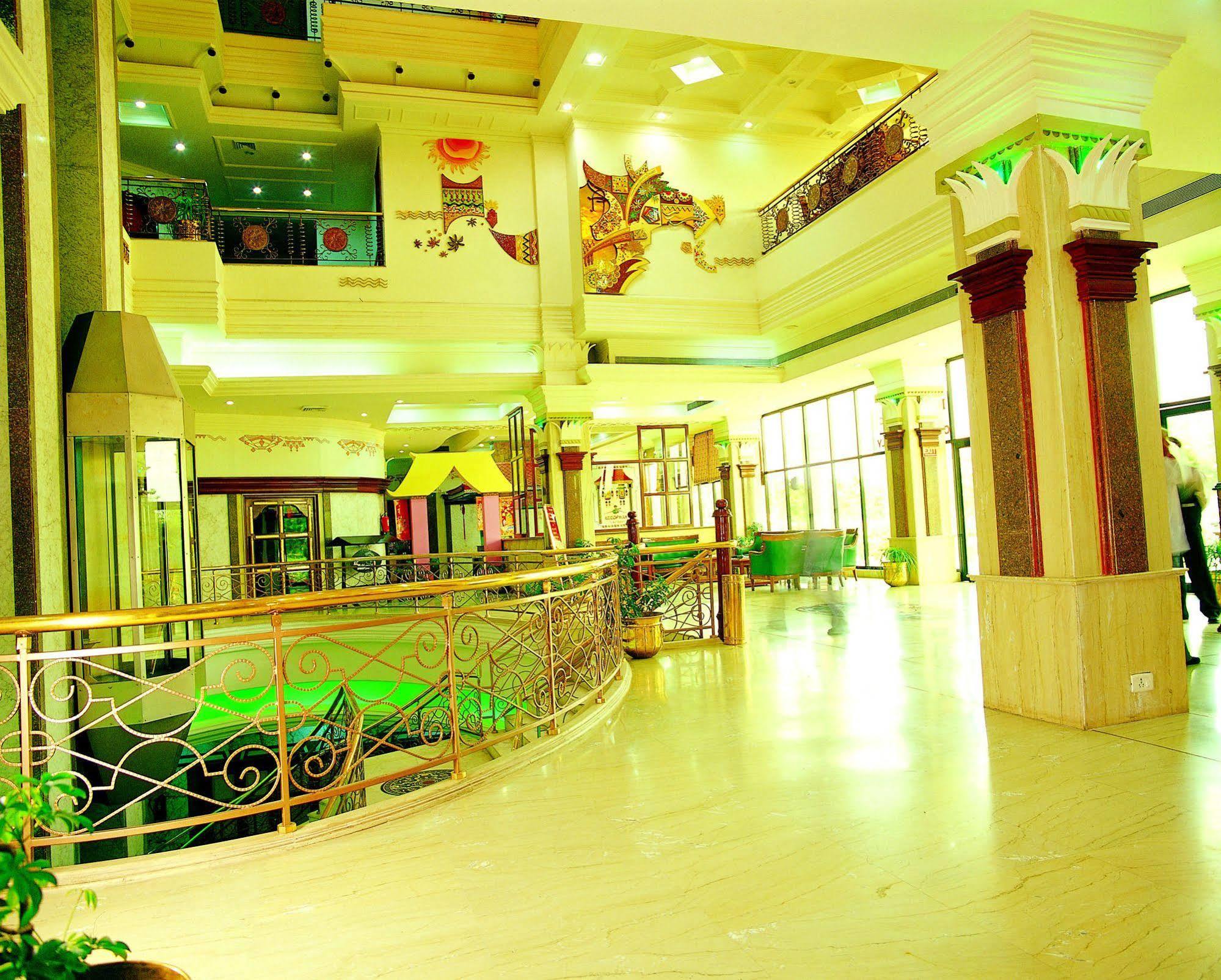 Kc Cross Road Otel Panchkula Dış mekan fotoğraf
