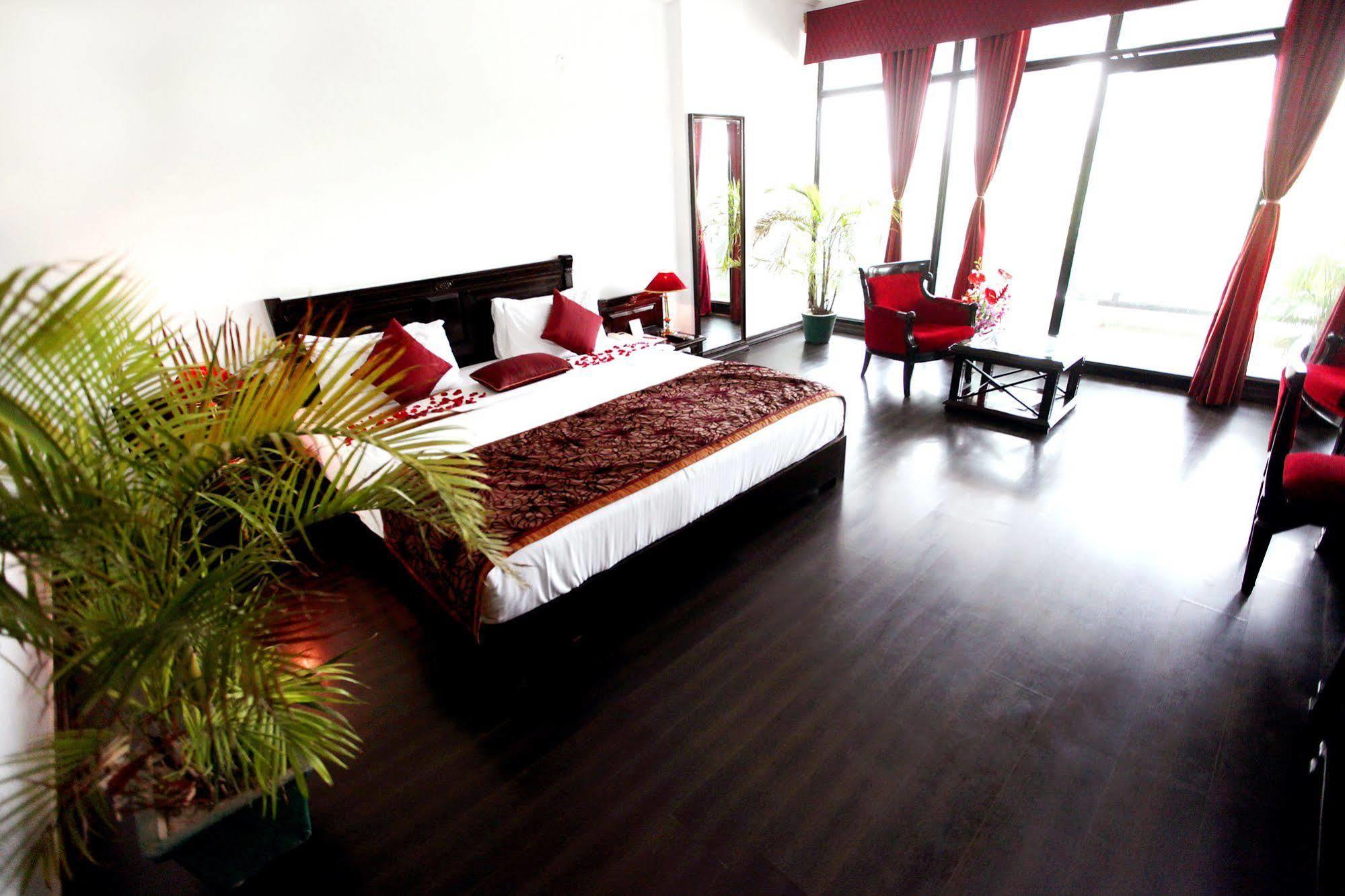 Kc Cross Road Otel Panchkula Dış mekan fotoğraf