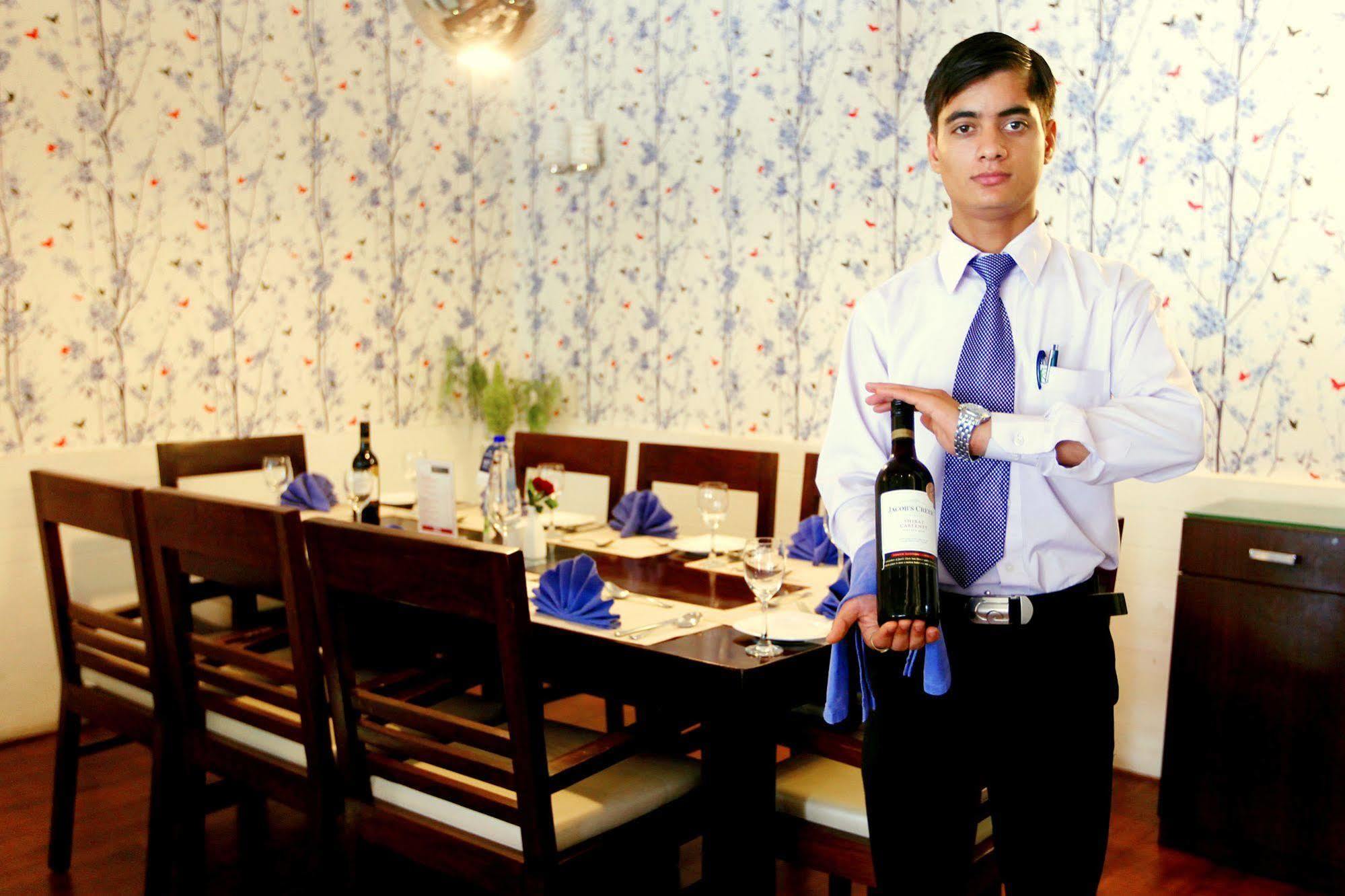 Kc Cross Road Otel Panchkula Dış mekan fotoğraf