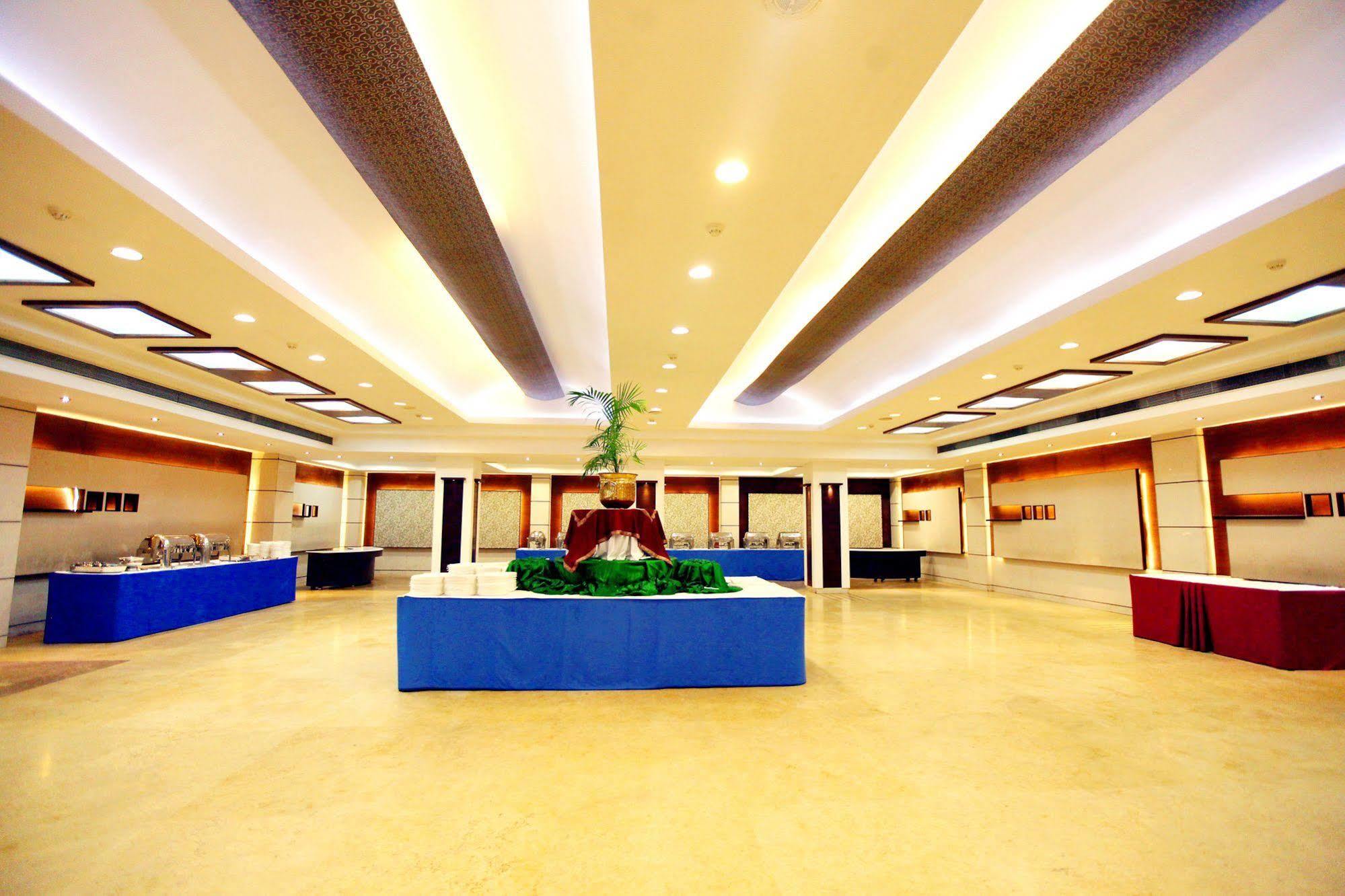 Kc Cross Road Otel Panchkula Dış mekan fotoğraf