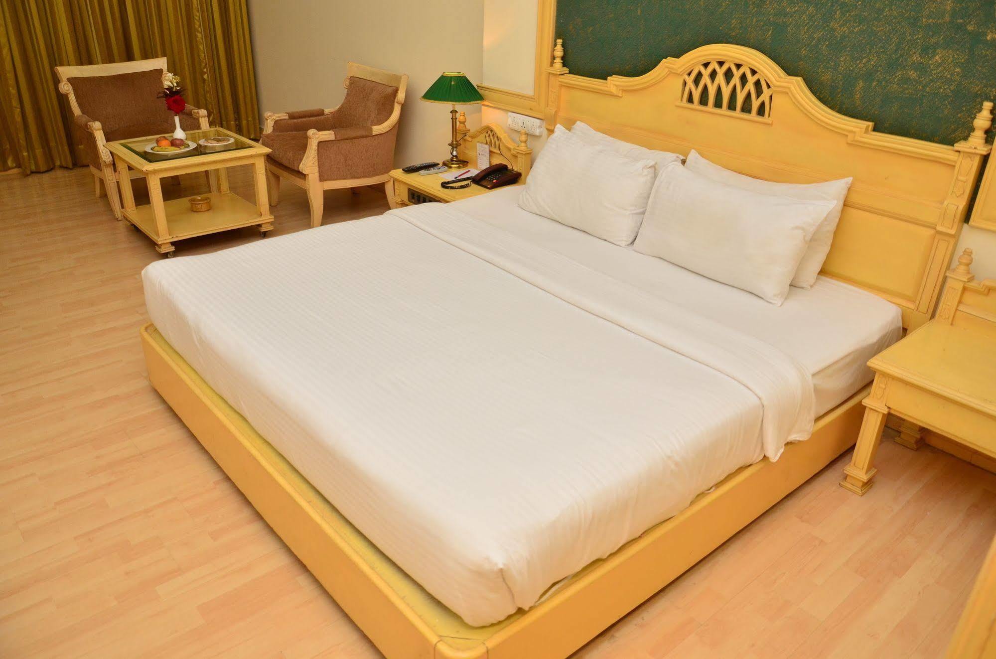 Kc Cross Road Otel Panchkula Dış mekan fotoğraf