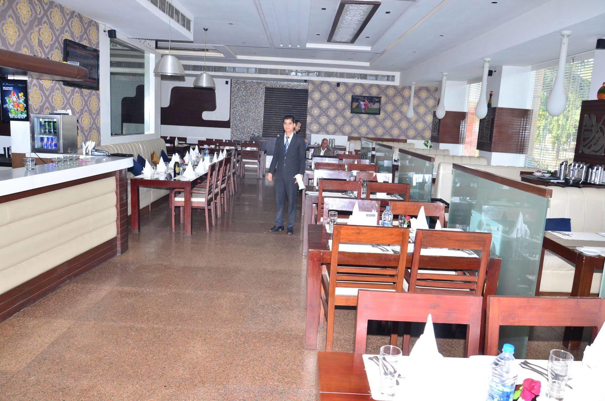 Kc Cross Road Otel Panchkula Dış mekan fotoğraf