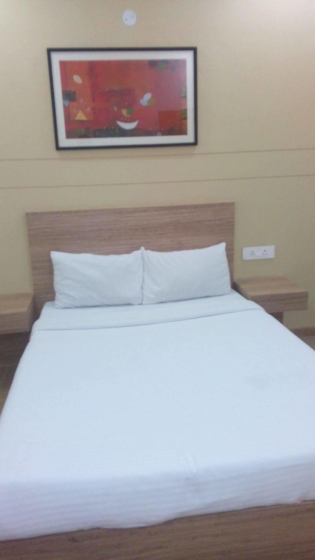 Kc Cross Road Otel Panchkula Dış mekan fotoğraf