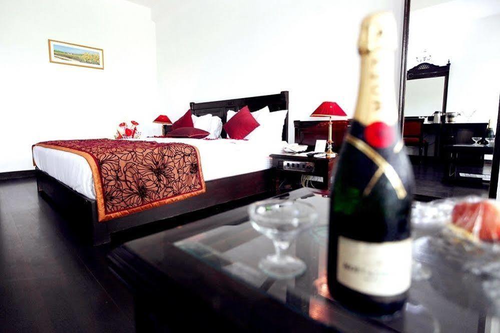 Kc Cross Road Otel Panchkula Dış mekan fotoğraf