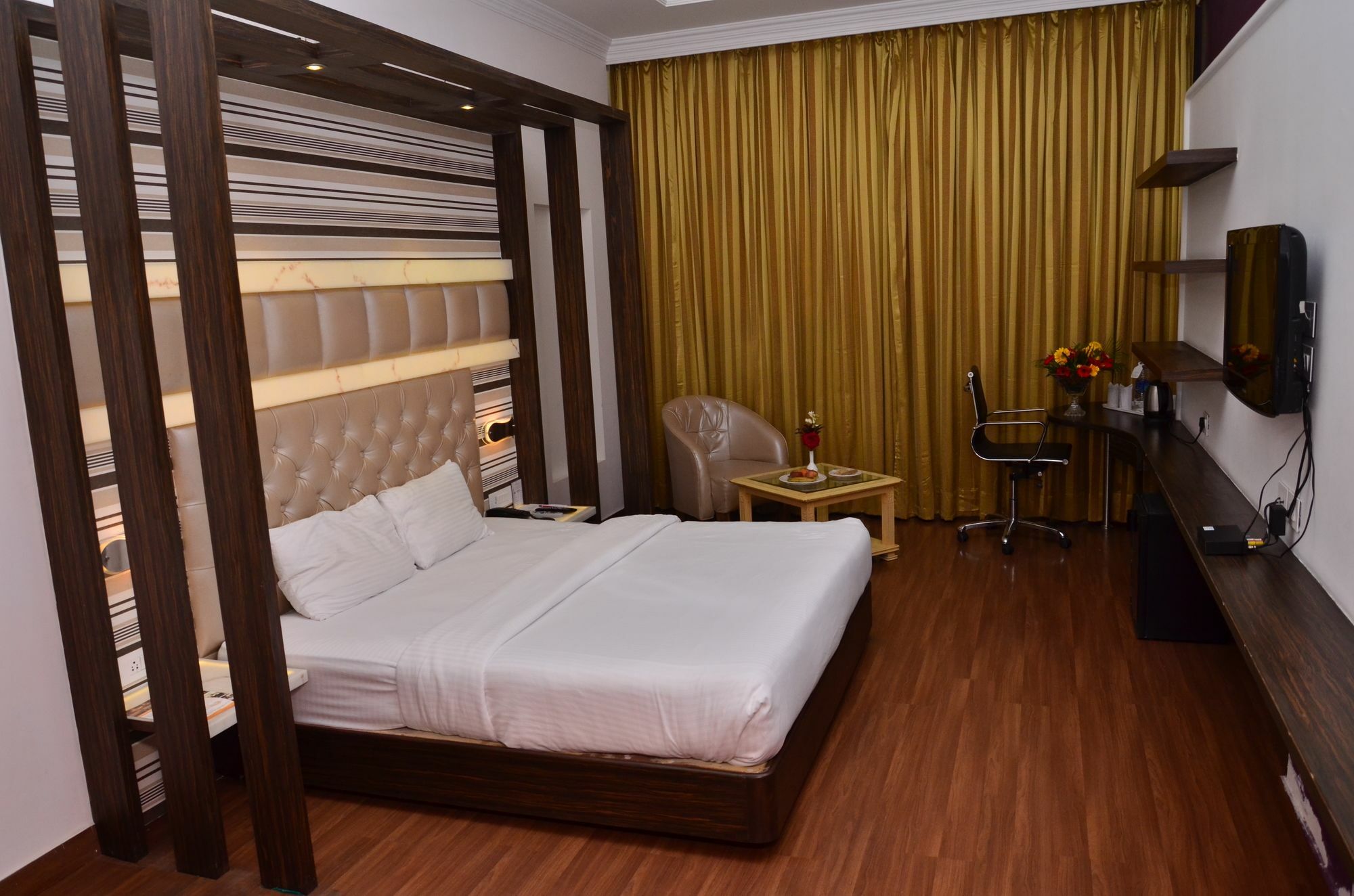 Kc Cross Road Otel Panchkula Dış mekan fotoğraf