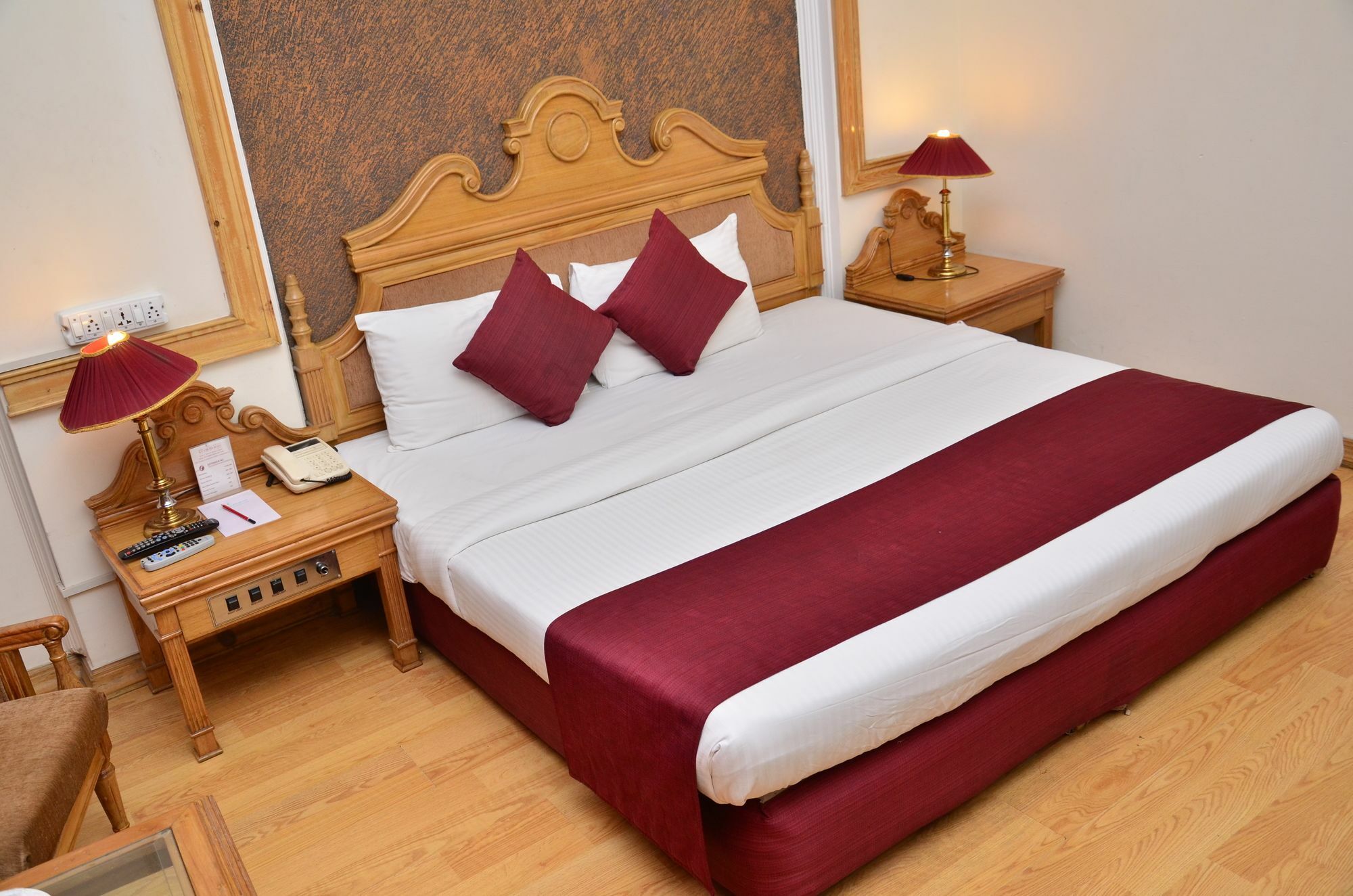 Kc Cross Road Otel Panchkula Dış mekan fotoğraf